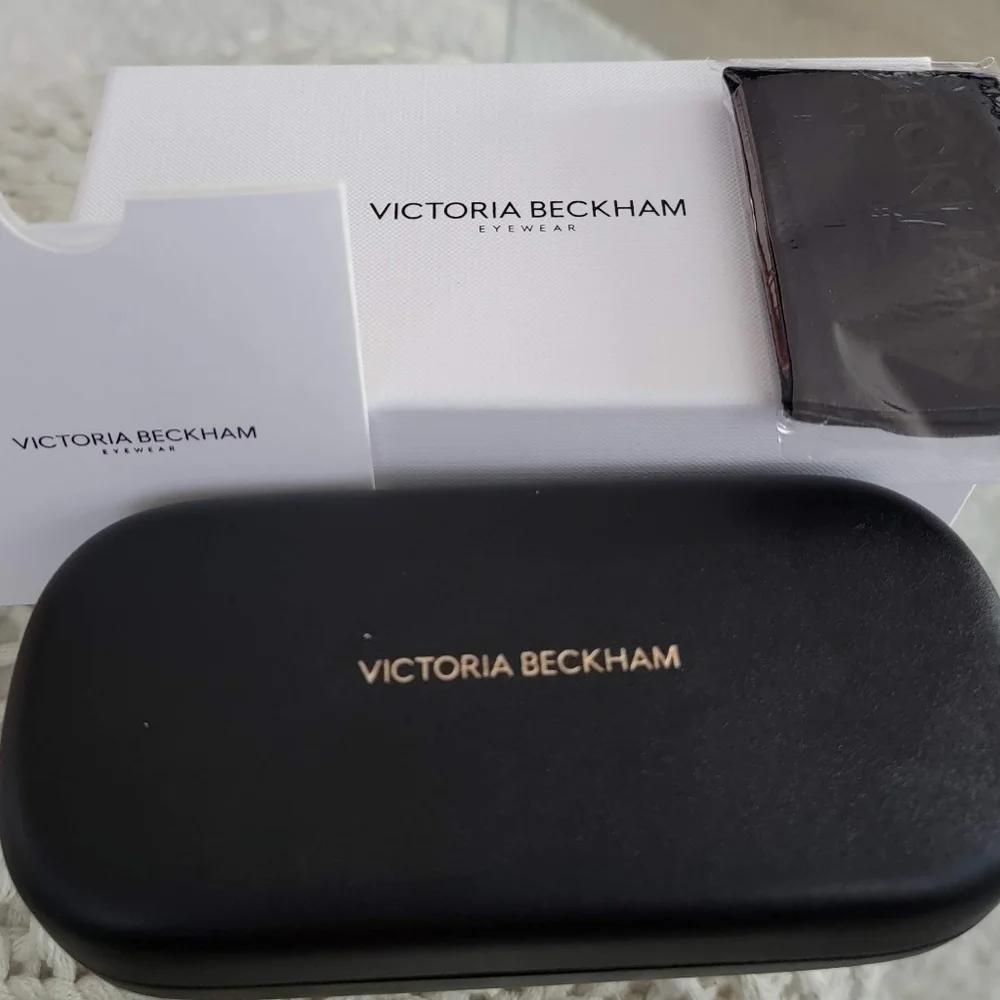 ❤️SALE❤️SALE❤️Victoria Beckham box, eye glasses case, cloth & card. - Picture 6 of 6